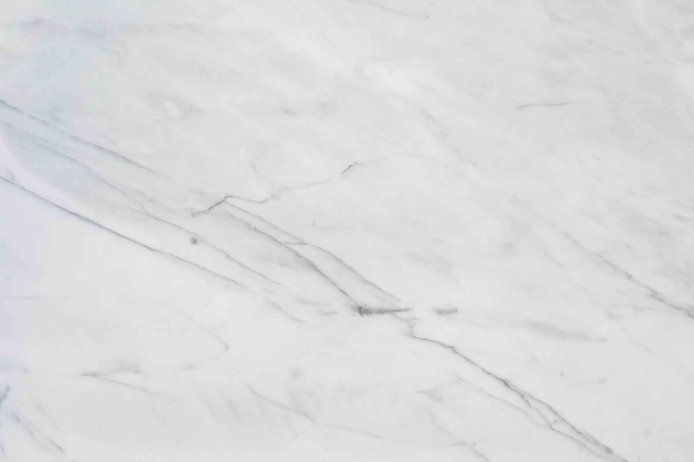 Marbre blanc veiné de gris poncé et poli, surface lisse et claire