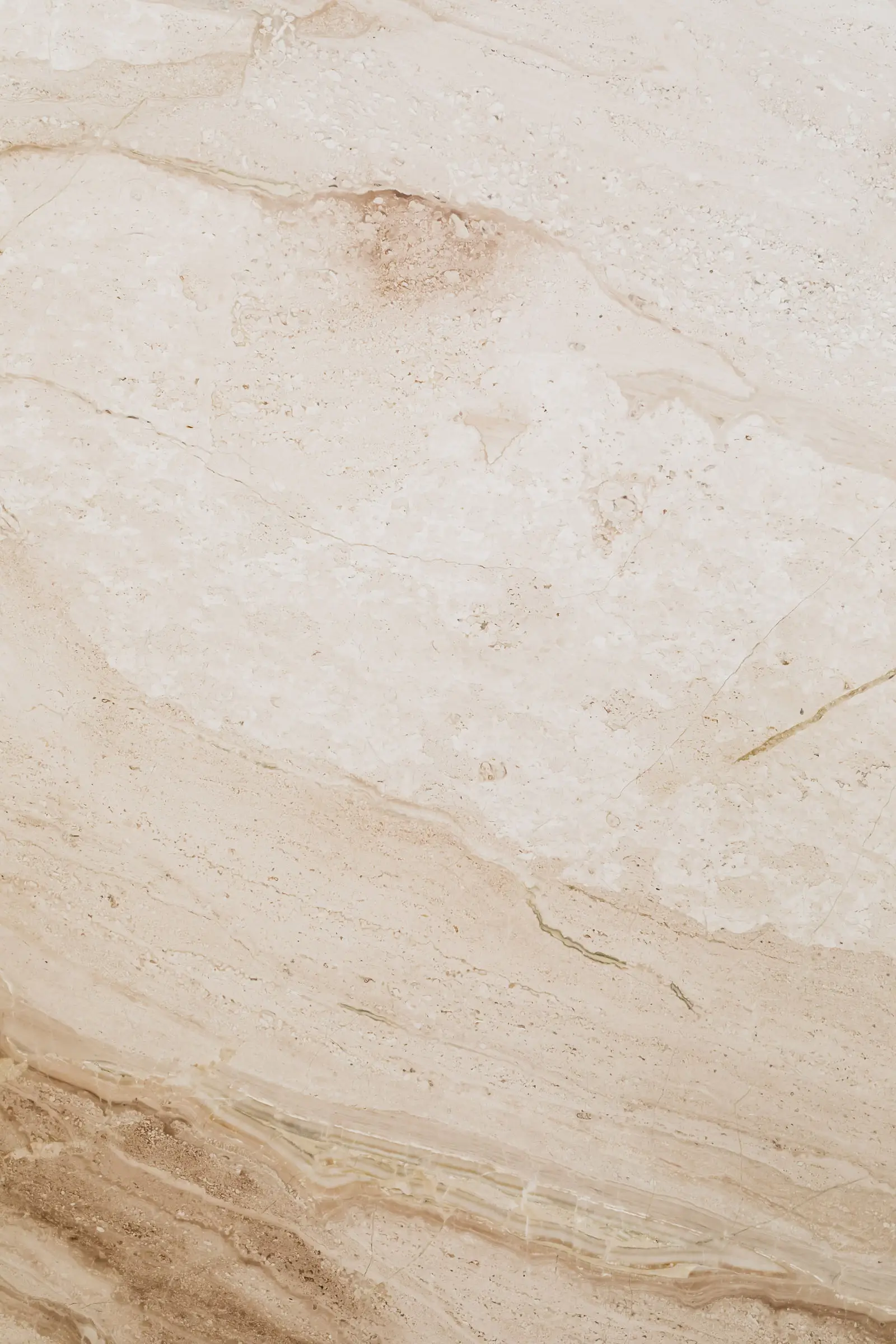 Surface de travertin clair rebouchée et adoucie, fines veines horizontales, aucune alvéole ouverte